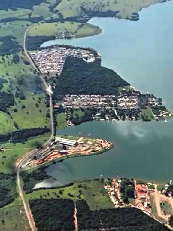 imagem aérea de lagoa com loteamentos ao lado