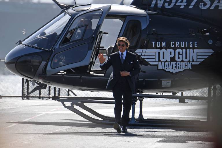 Tom Cruise chega à première do novo 'Top Gun' pilotando helicóptero