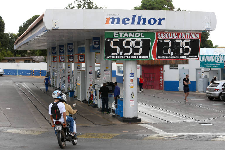 Posto de gasolina com preços de combustíveis expostos