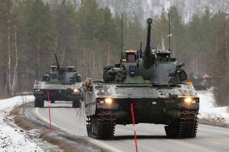 Blindados de combate suecos participam de exercício da Otan na Noruega, em março