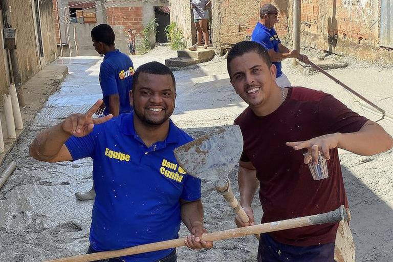 Homens vestem uniforme em apoio a Danielle Cunha durante obra de pavimentação na Vila Kennedy, zona oeste do Rio