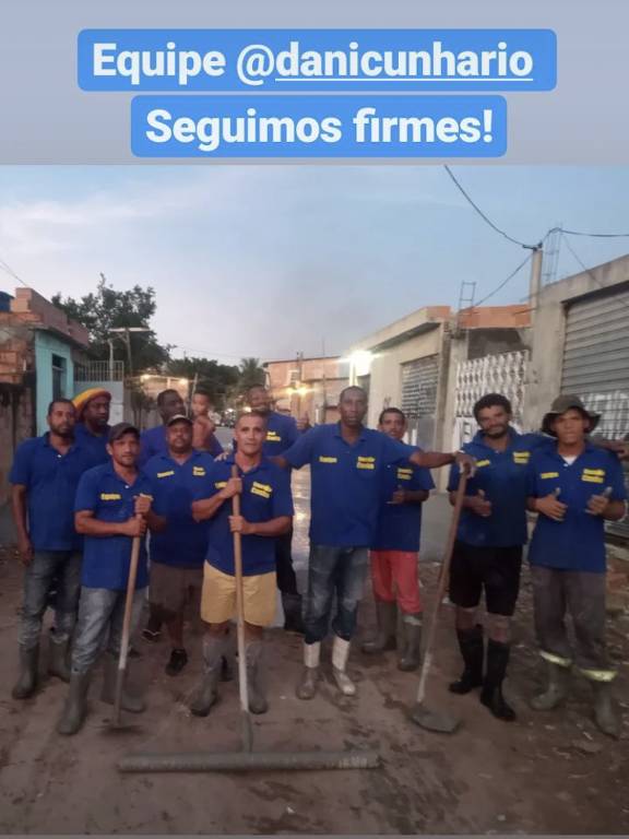 Homens vestem uniforme em apoio a Danielle Cunha durante obra de pavimentação na favela Terra Nostra, zona norte do Rio