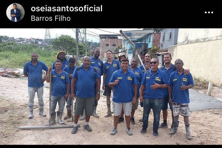Homens vestem uniforme em apoio a Danielle Cunha durante obra de pavimentação de favela na zona norte do Rio