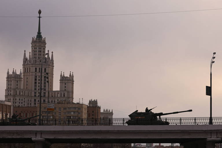 Blindado russo passa por ponte rumo à praça Vermelha durante ensaio para o Dia da Vitória