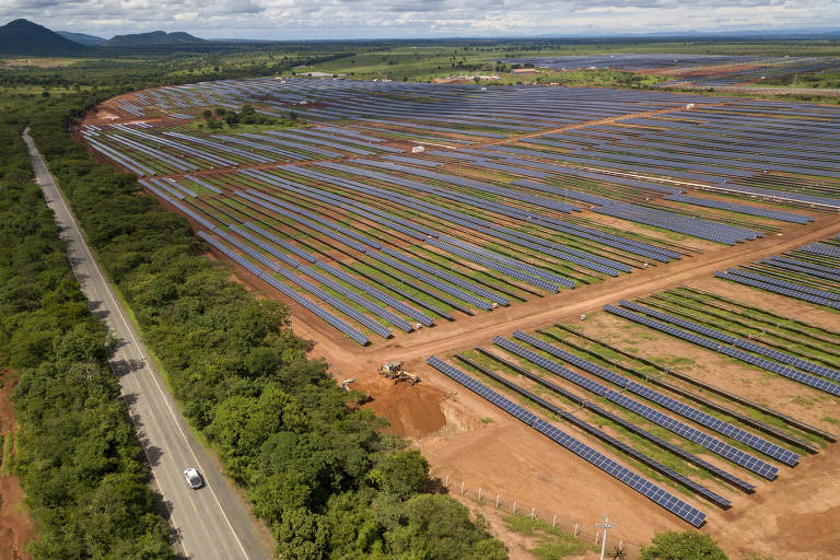 Construção da maior fazenda de produção de energia solar da América Latina, na cidade de Janaúba, no norte de Minas Gerais
