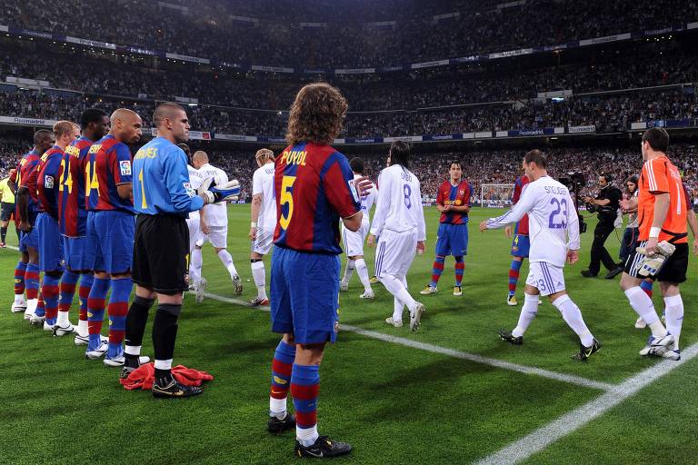 Jogadores do Barcelona recebem com o 'pasillo' os atletas do Real Madrid, campeões espanhóis da temporada 2007/08