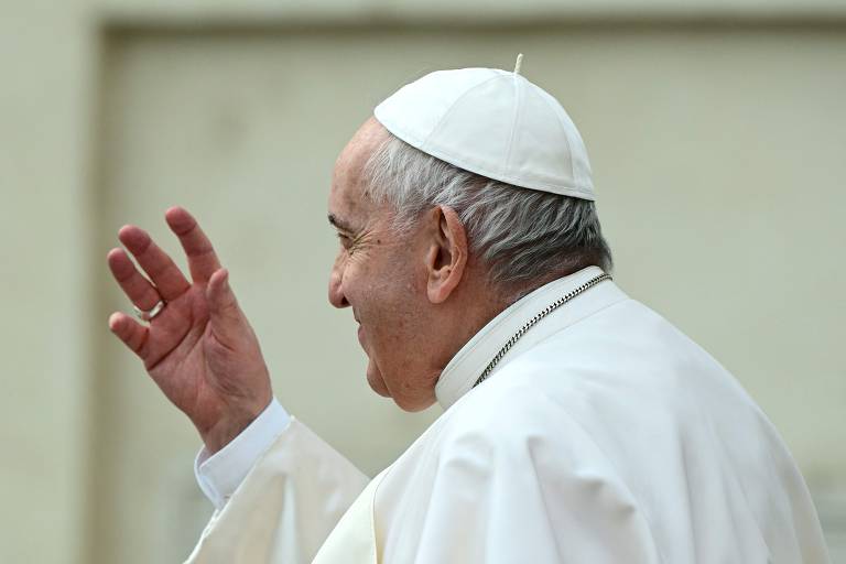 Pontífice acena para fiéis na praça São Pedro; Francisco teve problema cardíaco temporário em 2004, após o estreitamento de uma artéria
