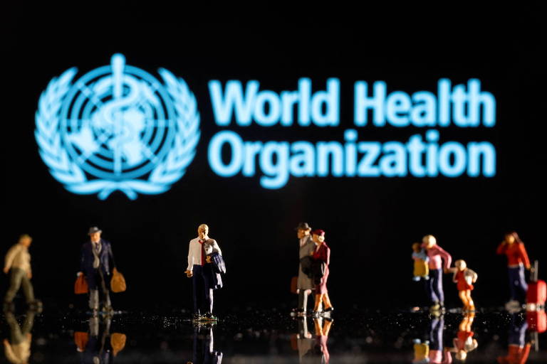 Painel mostra logo da Organização Mundial da Saúde; entidade luta contra o tempo para identificar a causa dos casos de hepatite em crianças com idade igual ou inferior a 16 anos