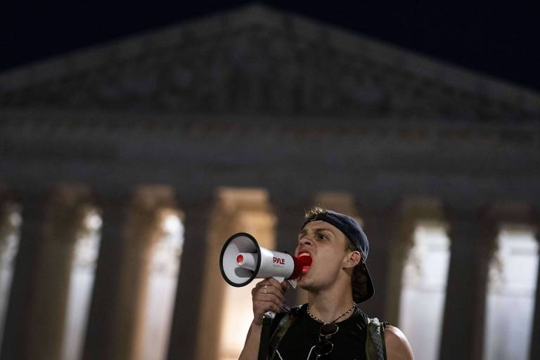 Ativista a favor do direito ao aborto protesta em frente à Suprema Corte dos EUA, em Washington