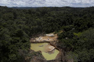 FILE PHOTO: The Wider Image: Illegal gold mining in the Amazon