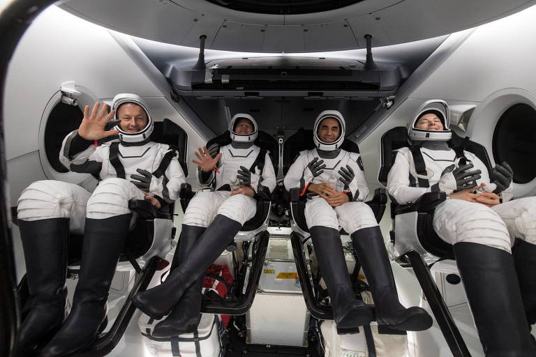 Os astronautas Matthias Maurer, Tom Marshburn, Raja Chari e Kayla Barron, da esq. para a dir., na cápsula Dragon da SpaceX na volta à Terra