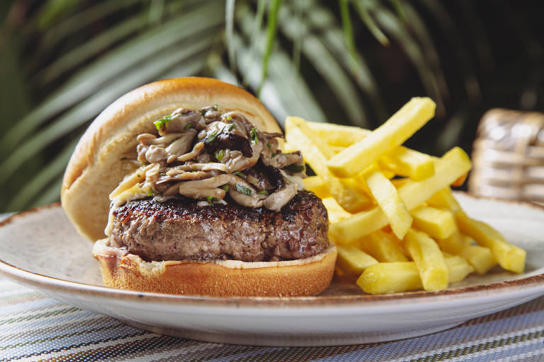 Hambúrguer de Picanha com queijo gruyere, cogumelo puxado nas ervas, servido no pão de brioche