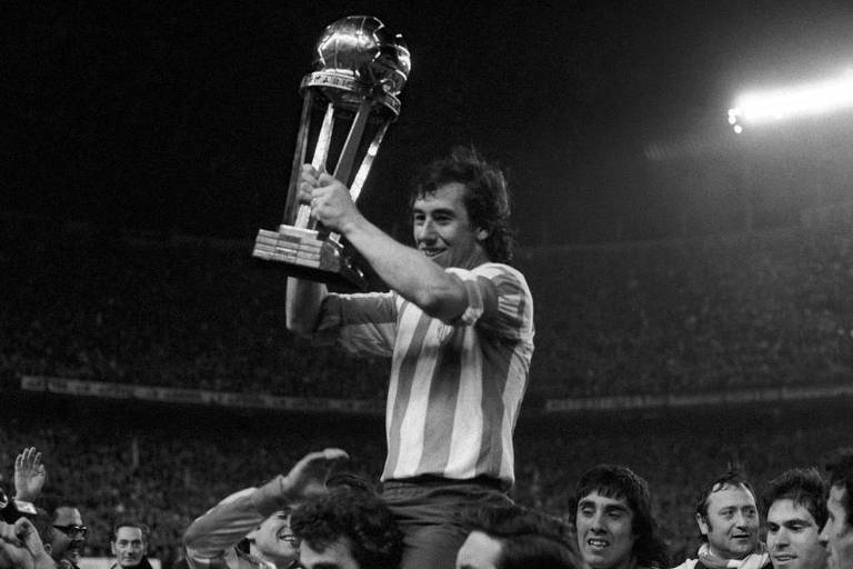 Adelardo Rodríguez com a taça do Mundial de Clubes de 1974