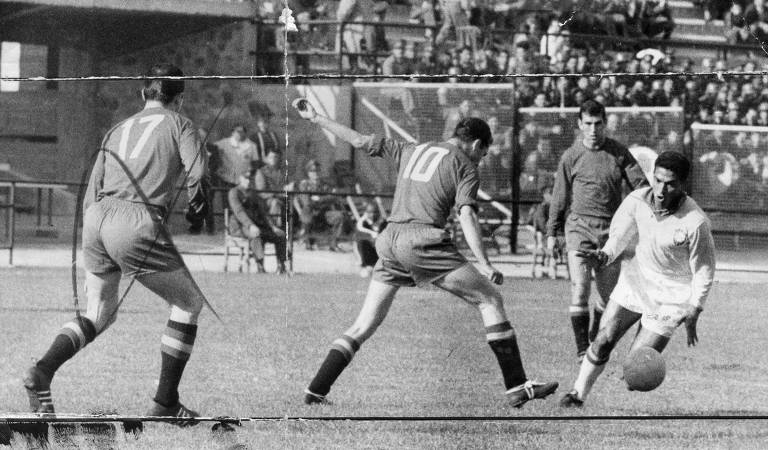 Garrincha dribla o espanhol Gracia no segundo jogo da fase de grupos da Copa de 1962