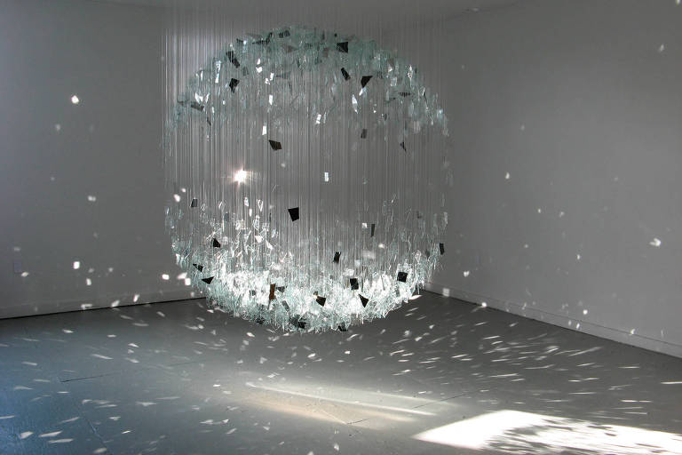 espelhos e vidros laminados em instalação de Minako Shirakura