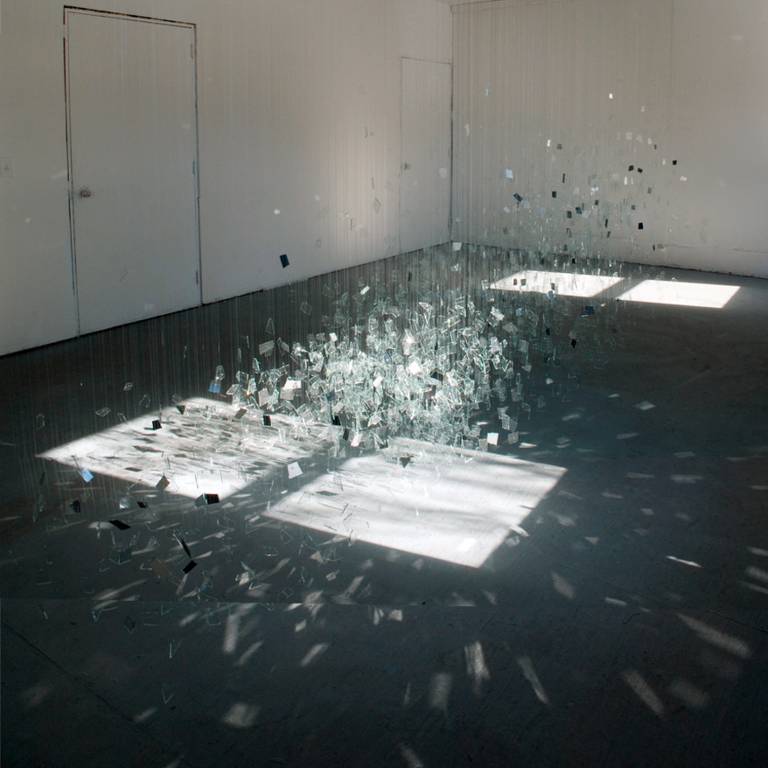 espelhos e vidros laminados em instalação de Minako Shirakura