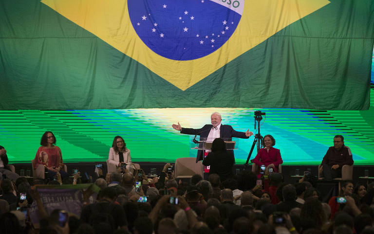 Lula discursa durante ato de lançamento de sua candidatura com Alckmin à Presidência da República