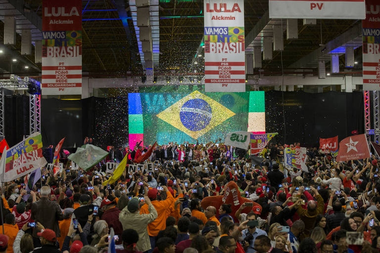 Imagem da bandeira do Brasil que ocupou o telão durante a fala do petista no evento