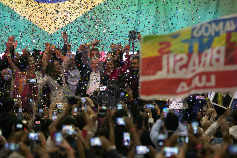 Lula festeja em ato de lançamento de sua candidatura com Alckmin à Presidência da República