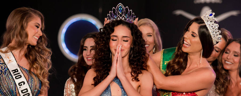 A paranaense Giovanna Reis, 21, recebe a coroa das mãos da potiguar Deise Benício