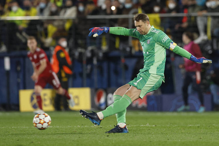 Manuel Neuer, goleiro do Bayern de Munique, sai jogando com os pés em partida contra o Villarreal, pela Champions League