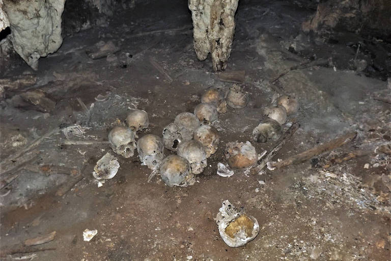 Crânios são vistos no chão em caverna no México