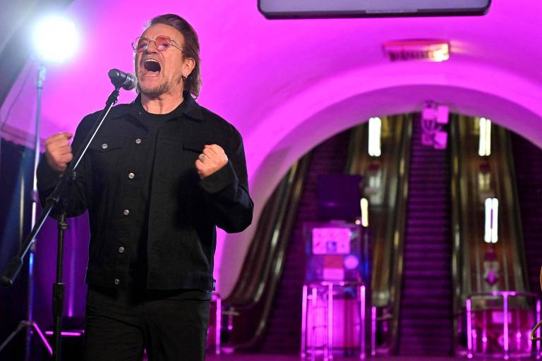Bono, vocalista do U2, faz show em metrô de Kiev, na Ucrânia