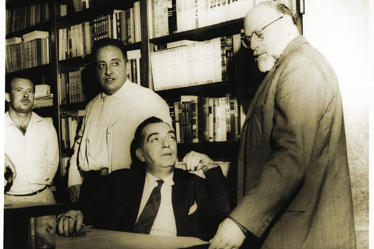  O escritor Nelson Rodrigues (sentado) e seu editor, J. Ozon (atrás dele)