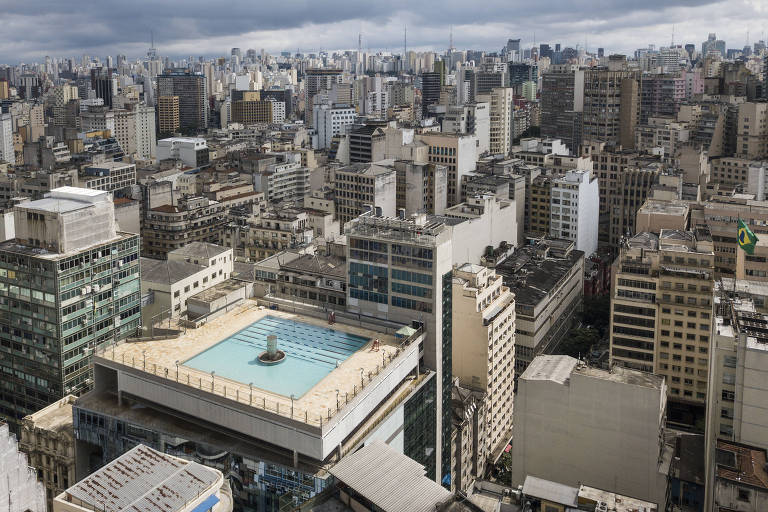 Vista aérea da piscina no ultimo andar do prédio do SESC 24 de Maio no centro da cidade de São Paulo, com muitos prédios