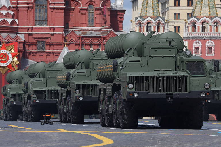 Sistemas antiaéreos S-400 passam na praça Vermelha no desfile do Dia da Vitória