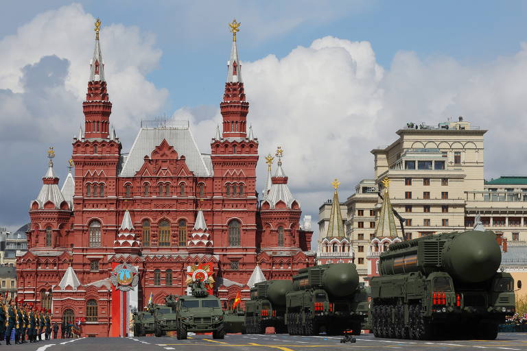 Lançadores móveis de mísseis nucleares Iars são escoltados por veículos Tigr na praça Vermelha