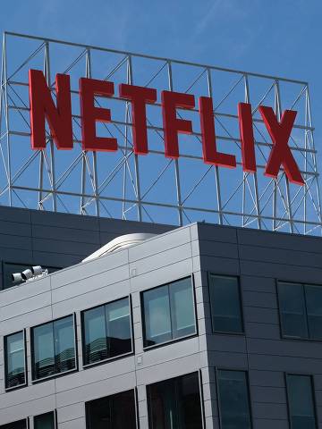 (FILES) In this file photo taken on March 02, 2022, the Netflix logo is displayed on top of their office building in Hollywood, California. - A Netflix shareholder is seeking class action status for a lawsuit accusing the streaming television titan of not making it clear that subscriber numbers were in peril. The suit filed May 3, 2022, in federal court in San Francisco accuses top executives at Netflix of not telling investors that subscriber growth was slowing due to people sharing accounts and competition ramping up in the market. (Photo by Chris DELMAS / AFP)