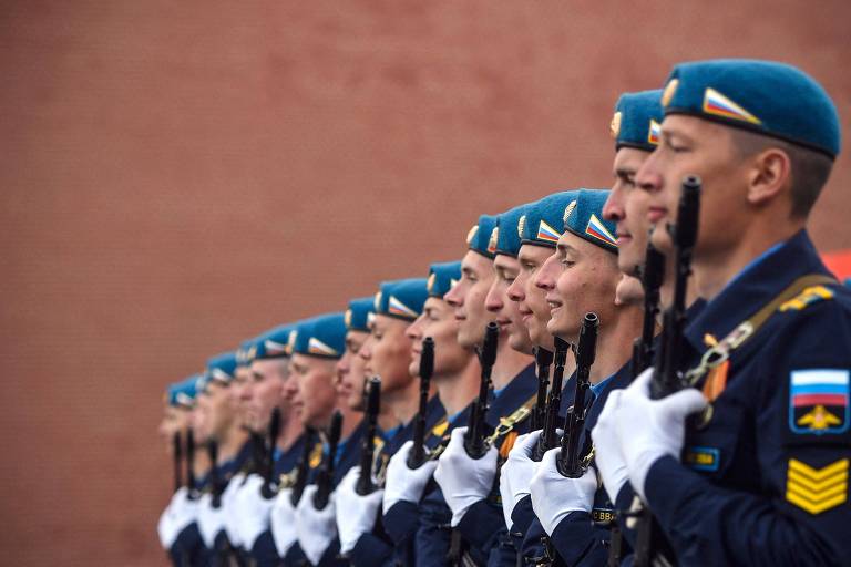 Militares russos marcham na Praça Vermelha, em Moscou, durante desfile em homenagem ao Dia da Vitória
