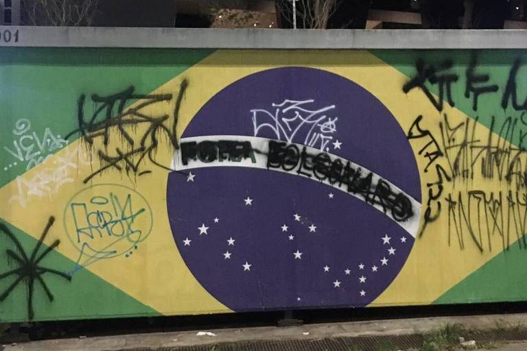 Grafite mostra bandeira brasileira estampada com "fora Bolsonaro"