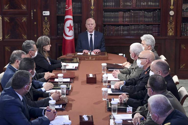 O líder da Tunísia, Kais Saied, durante reunião do conselho de segurança nacional, no Palácio de Cartago