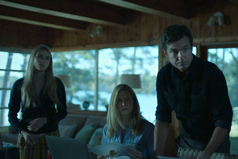 Sofia Hublitz, Laura Linney, Jason Bateman em cena de episódio da 4ª temporada de 'Ozark'