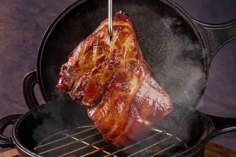 Aprenda a fazer bacon em casa