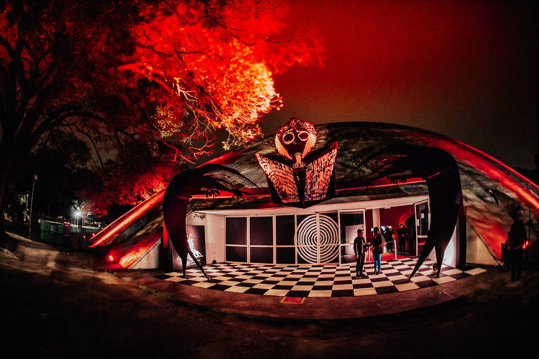 Ambiente de 'A Beleza Sombria dos Monstros', exposição sobre Tim Burton em cartaz na Oca, no parque Ibirapuera