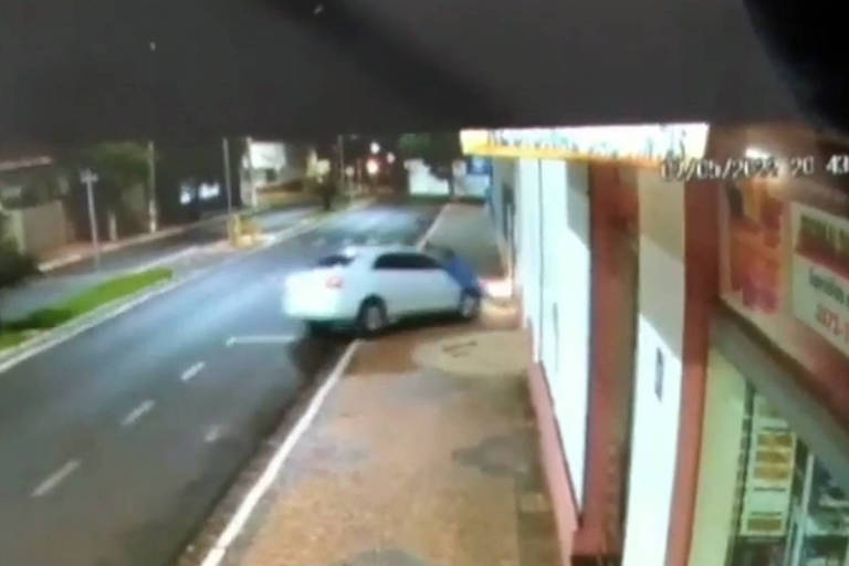 Imagem de câmera de monitoramento flagrou quando homem que corria pela calçada foi atropelado propositalmente por um veículo branco