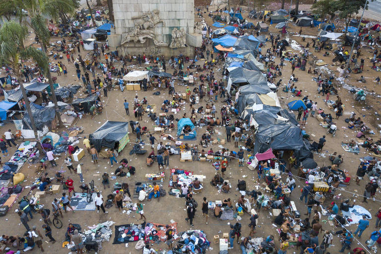 Imagem aérea da praça Princesa Isabel, onde usuários de drogas se concentraram depois de ação da prefeitura de São Paulo no local do antigo fluxo da cracolândia.