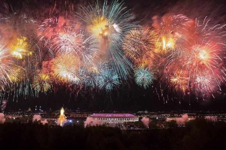 Fogos de artifício no céu de Moscou, em comemoração do Dia da Vitória