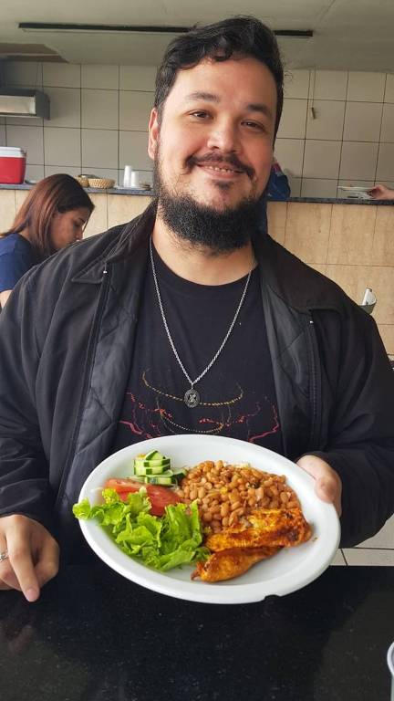 Ulisses Schulz Realino Lima, 37, tem gasto R$ 18 por dia, almoçando filé de frango com salada