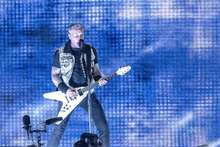 Vocalista e guitarrista James Hetfield em show do Metallica no estádio Couto Pereira, em Curitiba