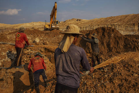 PEIXOTO DE AZEVEDO, MT. 13/09/2019. Homens trabalham em um garimpo de ouro em Peixoto de Azevedo no norte do Mato Grosso. ( Foto: Lalo de Almeida/ Folhapress ) MERCADO.  ***EXCLUSIVO FOLHA