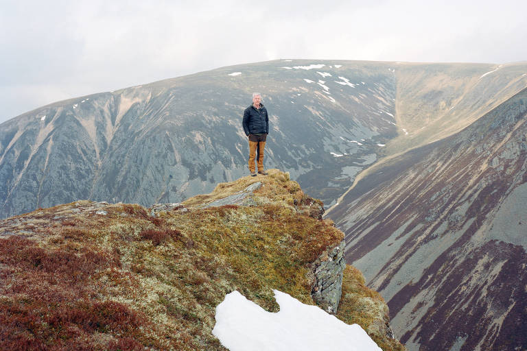 Thomas MacDonnell observa o vale Glenfeshie, no interior da Escócia 
