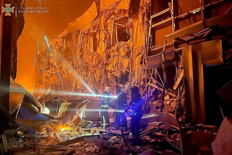 Imagem do governo ucraniano mostra bombeiros após ataque a região de Odessa