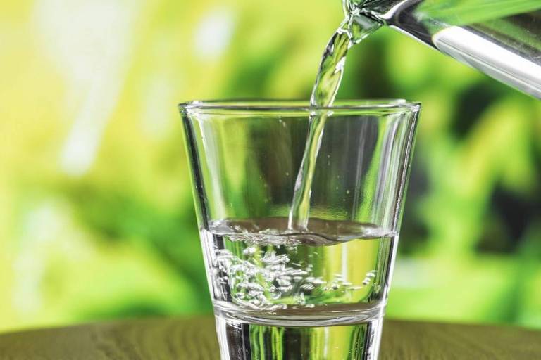 Beber água apenas ao sentir sede é o suficiente para se manter hidratado