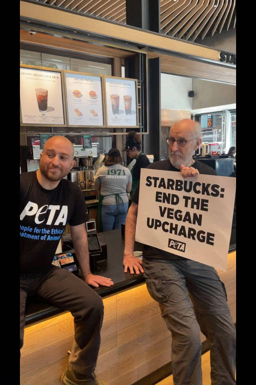 James Cromwell, de 'Succession', se cola a loja do Starbucks em protesto