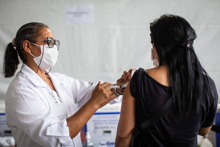 Longe de meta, SP vacina contra gripe professores e pessoas com deficiência