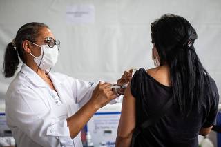 Mulher é vacinada contra Covid-19 no Parque Villa-Lobos, na zona oeste de SP